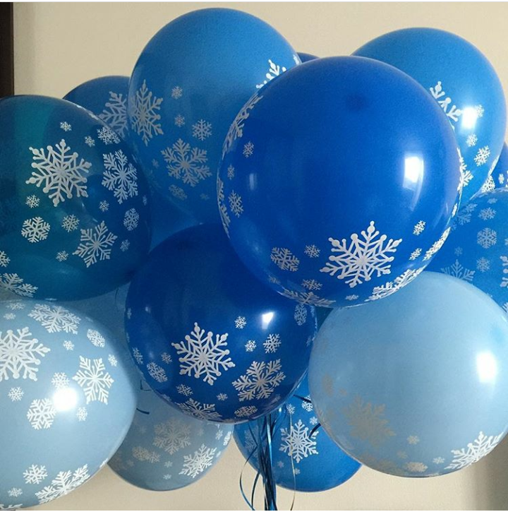 Воздушные шарики зимой. Шары снежинки. Воздушные шары со снежинками. Гелевые шары на новый год. Гелиевые шары “с новым годом!”.